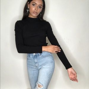 Black ribbed mock neck long sleeve crop top